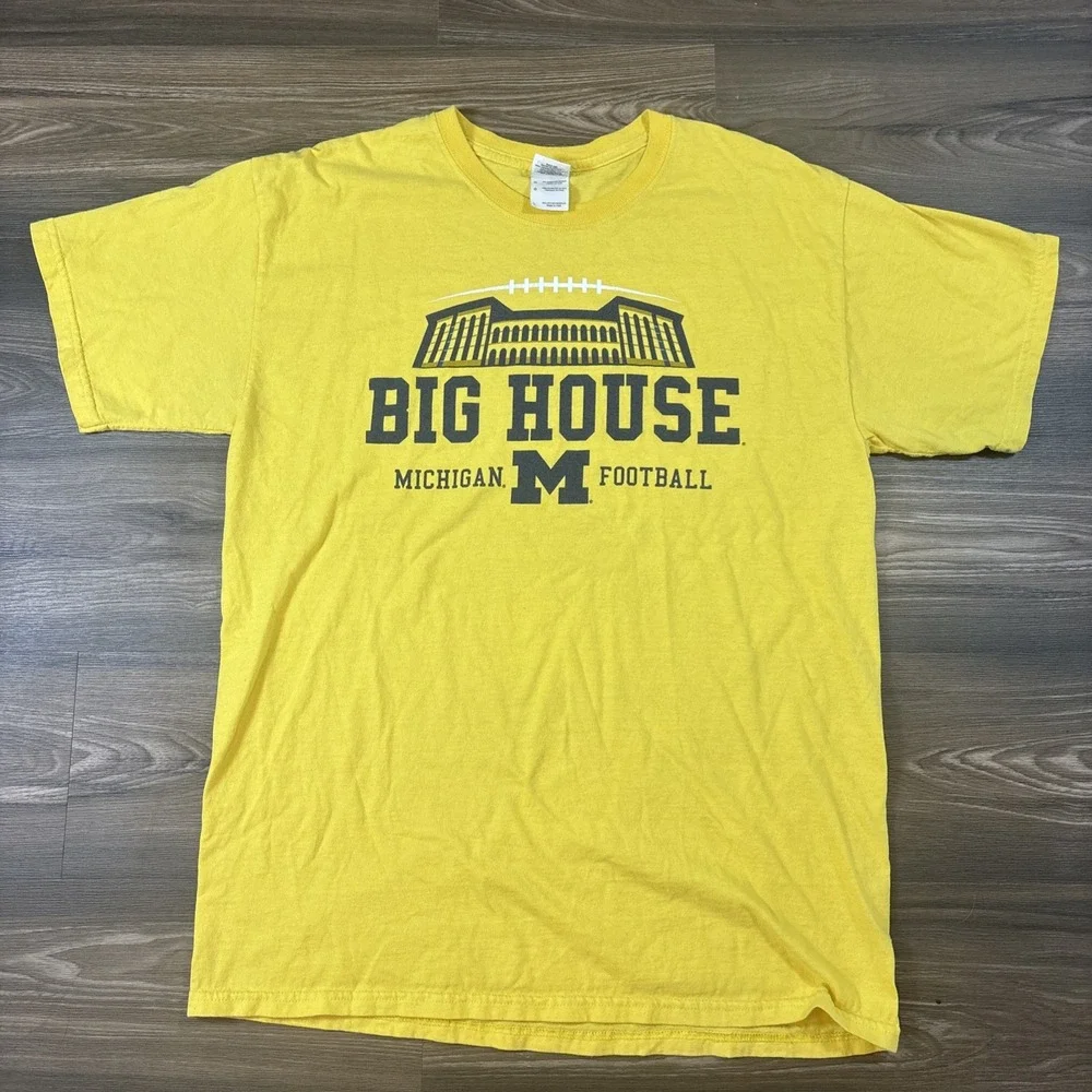 University of Michigan 'Big House' Graphic T Shirt Size L